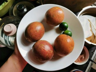 1、自己弄得水果茶,比外面好喝N倍,准备水果