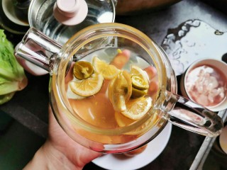 3、自己弄得水果茶,比外面好喝N倍,水壶放柠檬青桔蜜