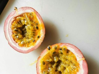 4、自己弄得水果茶,比外面好喝N倍,百香果切两半,