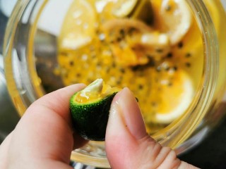 5、自己弄得水果茶,比外面好喝N倍,把肉挖碗里,再把小青桔切两半,挤汁到水壶里。