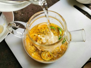 6、自己弄得水果茶,比外面好喝N倍,放入适量的蜂蜜,凉白开水搅拌均匀就可以喝啦,也可以加冰块,很好喝!