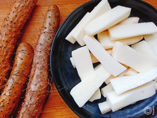 1、山药芝士饼,山药洗净去皮