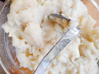 3、山药芝士饼,蒸好后取出，压成山药泥