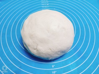 9、山药芝士饼,揉好的面团，分成同等大小的挤子。