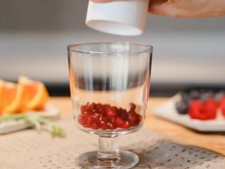 1、石榴气泡鸡尾酒,将石榴粒滚进杯子