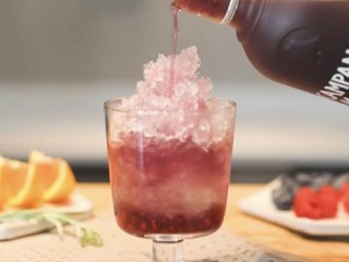 3、石榴气泡鸡尾酒,先倒酒后倒雪碧，酒和雪碧5:3