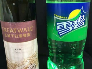 4、石榴气泡鸡尾酒,也可以买普通的干红葡萄酒