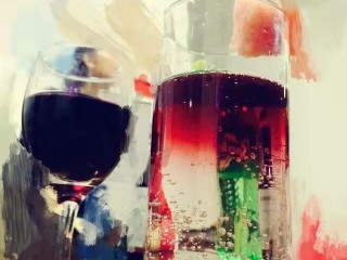 5、石榴气泡鸡尾酒,各种容器，看起来的美观效果和档次都不一样，不加冰也可以。就像上图