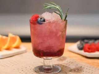 6、石榴气泡鸡尾酒,最后加上树莓，蓝莓，或者石榴粒点缀即可，再最后边上配点小吃，水果的