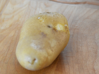 2、土豆这样做，吃起来口感丰富，外脆里嫩！,土豆捞出晾凉