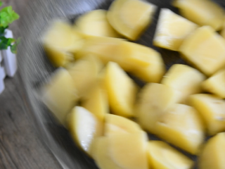 7、土豆这样做，吃起来口感丰富，外脆里嫩！,微微晃动锅子，防止粘连