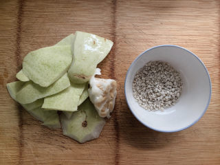 1、冬瓜薏米汤,主要食材，如图示意。冬瓜去皮去囊不浪费，冬瓜肉可以切片加入肉汤里煲，皮与囊其实会被留下熬水喝，有清热利尿的左右～