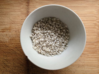 3、冬瓜薏米汤,5～10分钟后，沥干水分备用。