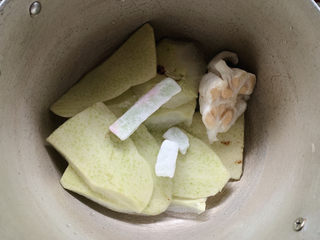 6、冬瓜薏米汤,加入冬瓜条，也叫做冬瓜糖，甜甜果脯类。如果没有冬瓜糖也可用蜜枣，或者不放也行。