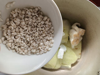 7、冬瓜薏米汤,加入泡发好的薏米仁。