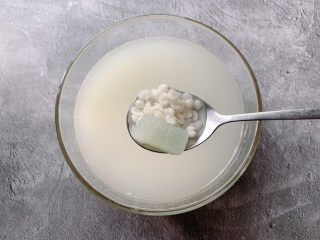 10、冬瓜薏米汤,冬瓜薏米汤就做好了，是一份天然的冬瓜甜水了。