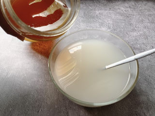 12、冬瓜薏米汤,如果觉得甜度不够，或者没有冬瓜糖/蜜枣的小伙伴，可以凉加蜂蜜或热加白糖食用。