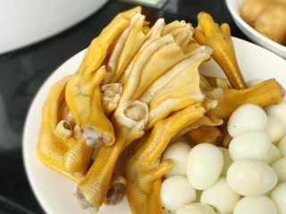 3、暴爽花甲鸭脚煲丨大嘴螺,鸭脚盛出滤干水份，鹌鹑蛋剥皮备用