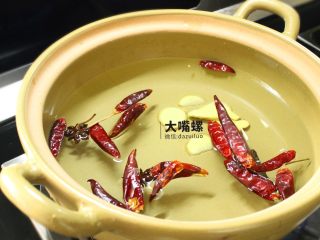 9、暴爽花甲鸭脚煲丨大嘴螺,开火，炉灶上放好上好瓦煲，放适量水，加入八角、桂皮、干辣椒、姜片