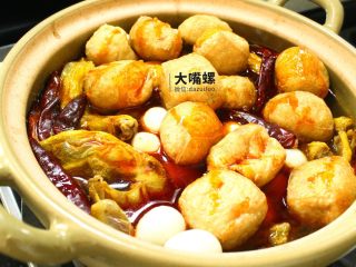 13、暴爽花甲鸭脚煲丨大嘴螺,下之前准备好的鹌鹑蛋和豆腐泡，豆腐泡撕一个小口更加方便入味，最后淋上红透透的红油