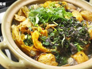 16、暴爽花甲鸭脚煲丨大嘴螺,掀起你的盖头来，最后起锅时放入切好的香菜和紫苏提味