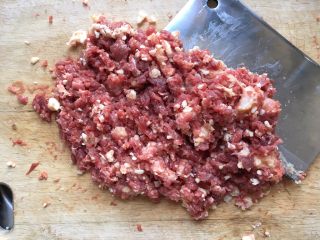 1、牛肉馅饼,先做肉馅：牛肉需要买肥瘦相间的，先切片，然后剁成肉泥