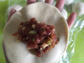 9、牛肉馅饼,包入适量肉馅