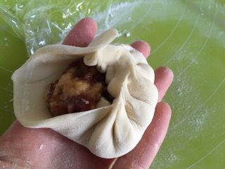 10、牛肉馅饼,跟包包子一样的手法，一边推捏直到收口