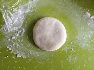 12、牛肉馅饼,反过来按压扁，注意动作要轻，不要把肉馅挤出来了