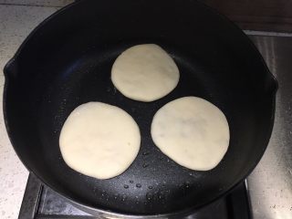 13、牛肉馅饼,不粘平底锅内抹一层食用油，放入生饼胚，先小火煎一面