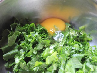 2、小白菜饼,在小白菜碎中磕入一个鸡蛋，备用。