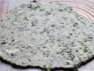 5、小白菜饼,把面团擀成薄饼，备用。