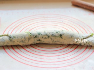 7、小白菜饼,将面饼卷起来。