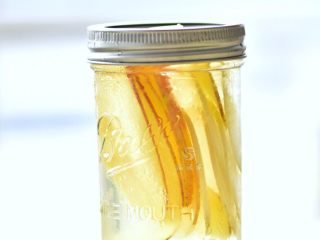 6、果蔬养颜水,温暖身体，让血液循环更通畅，消除水肿。出现喉咙痛和风寒感冒初期可以食用。