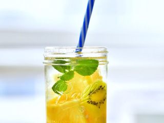 12、果蔬养颜水,柠檬酸消解疲劳，钾能帮助身体的倦怠及腿部的水肿。薄荷的香气可以去除焦躁情绪，增加集中力。