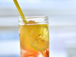 14、果蔬养颜水,胡萝卜，苹果，柠檬的水溶维生素可以缓解疲劳，提高免疫力。柠檬的香气可以使口气清新，预防口臭。