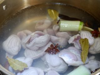 6、香辣凉拌鸡胗,加入鸡胗