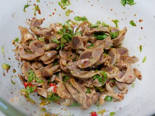 14、香辣凉拌鸡胗,搅拌均匀。