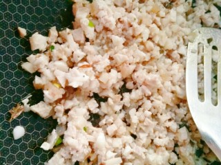 8、梅菜猪肉包,锅里烧热加少许油，把五花肉丁倒下去翻炒