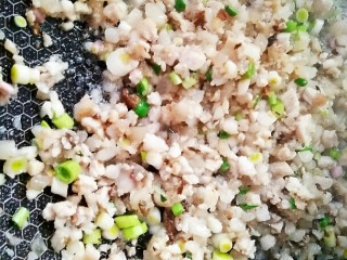 9、梅菜猪肉包,加入葱白炒至出油