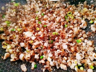 10、梅菜猪肉包,再把切好的梅干菜倒下去继续翻炒