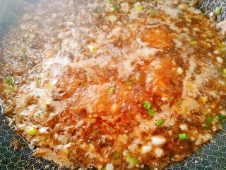 11、梅菜猪肉包,再加入没过馅料的水，盖上盖子小火慢熬至煮开