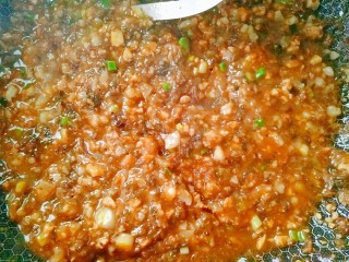 12、梅菜猪肉包,再加入蚝油，生抽，白糖，鸡精，湿淀粉（生粉加少许水调成湿淀粉），叉烧酱搅拌均匀，再小火熬至汤汁浓稠