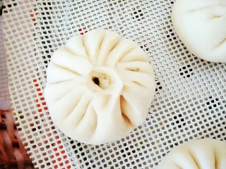 17、梅菜猪肉包,再把它包起来，包包子手法多种多样，选择自己喜欢的包法就可以了