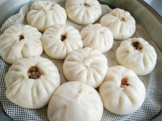 19、梅菜猪肉包,蒸大概十分钟到15分钟就可以出锅了，蒸的过程中，不要开盖，蒸好后不要马上开盖，让它再焖上几分钟再开盖，这样做出来的包子不会反弹，口感很好！