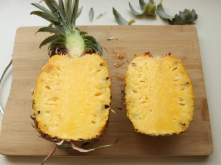 1、香菇酱五彩菠萝饭,一个中等大小的菠萝，从三分之一处纵剖开。