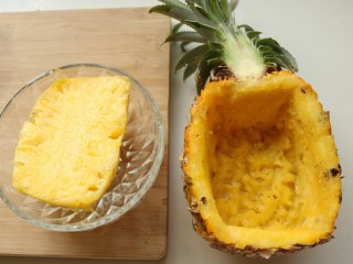 2、香菇酱五彩菠萝饭,挖出较大的那半个里面的果肉，外壳用来做菠萝饭的容器。