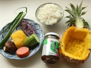 3、香菇酱五彩菠萝饭,准备好所有食材，选择了五种颜色，做好后五彩缤纷很漂亮。