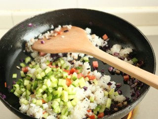 8、香菇酱五彩菠萝饭,再加入黄瓜丁和香肠丁翻炒。