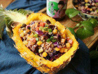 12、香菇酱五彩菠萝饭,用菠萝当容器，更漂亮。